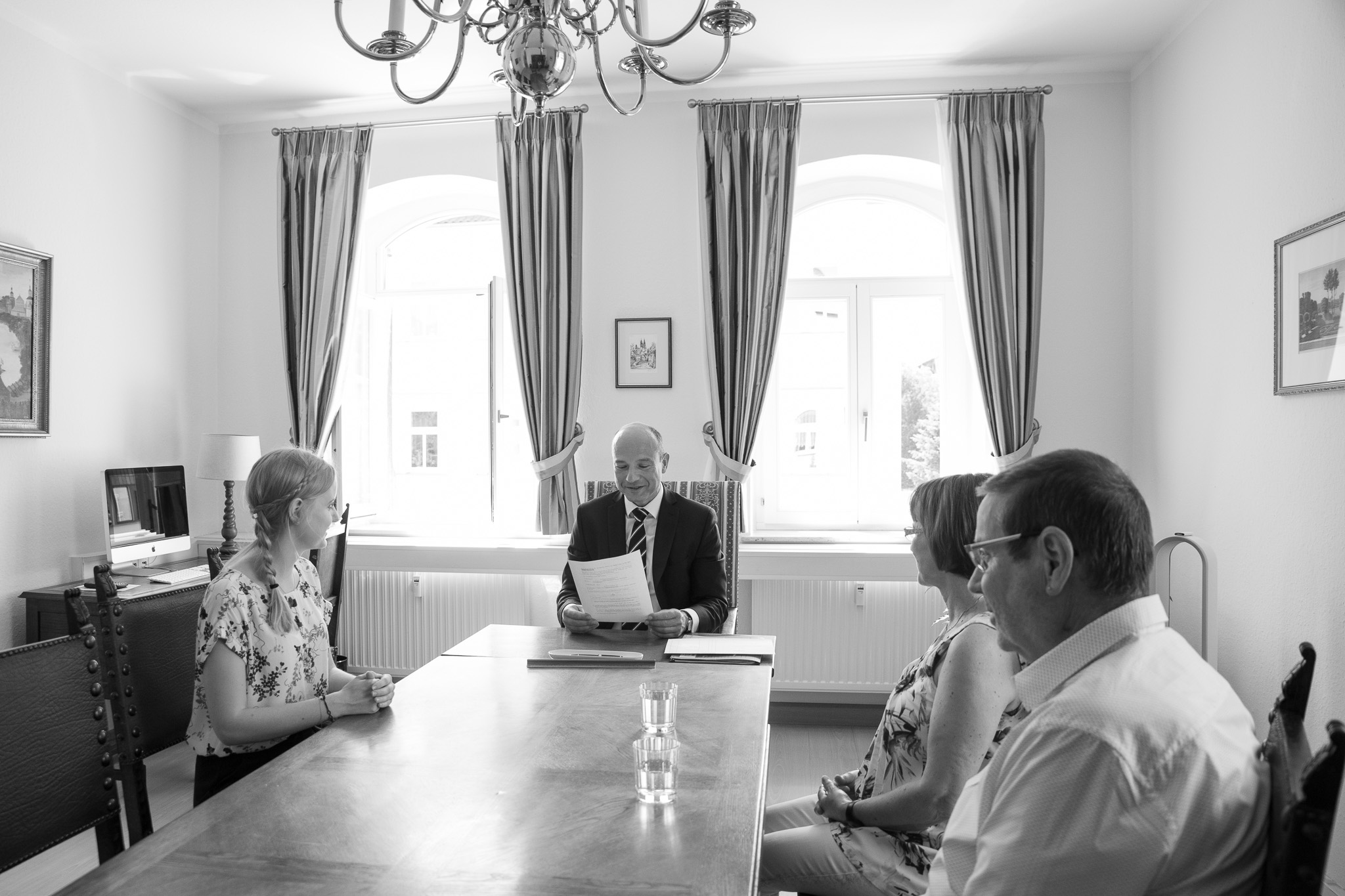 Gespräch am großen Tisch