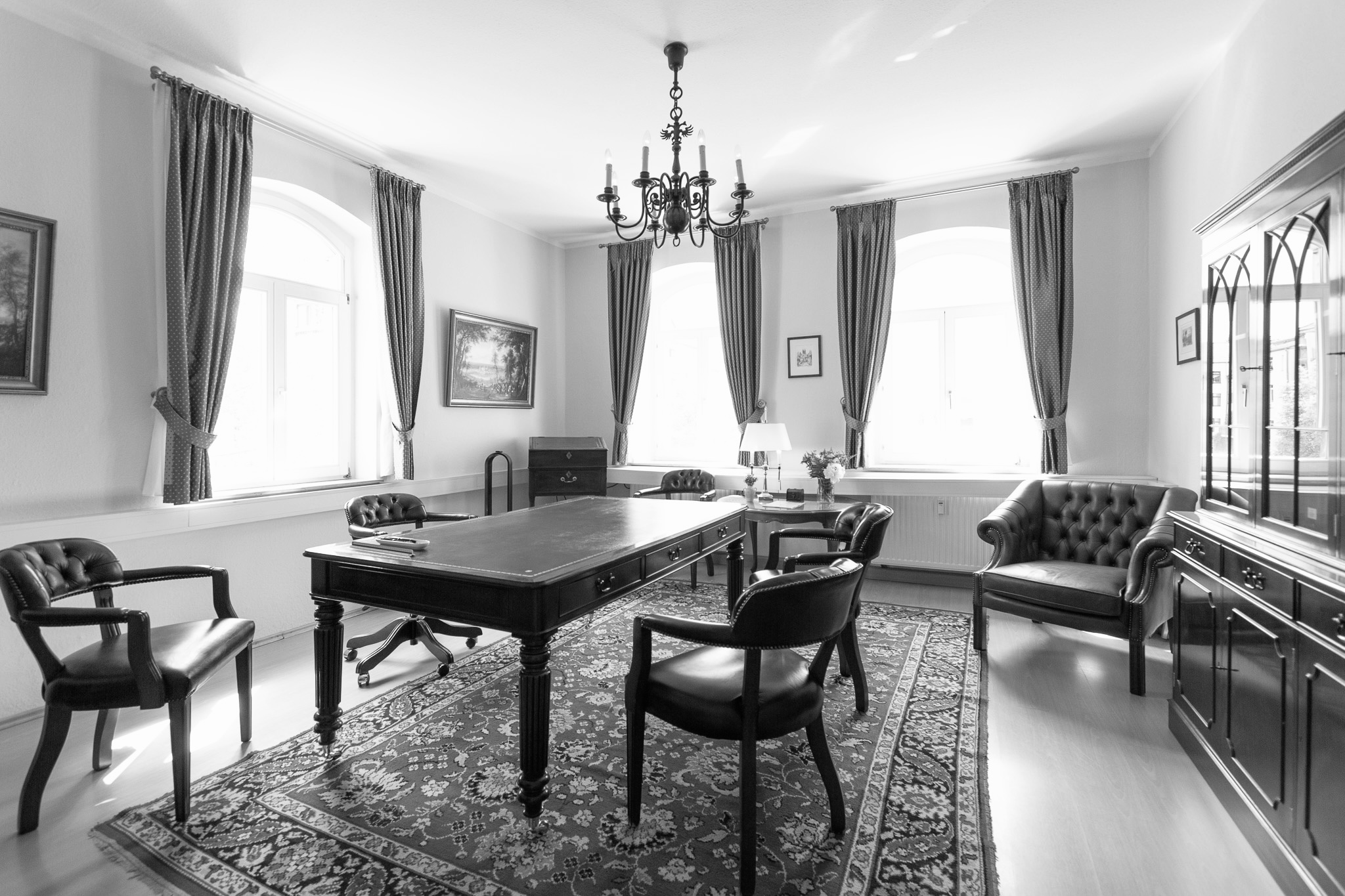 Besprechungszimmer in Schwarz-Weiß